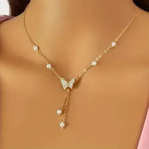 Zarif Kelebek Kolye ve İmitasyon İncilerle Şık Moda Takı