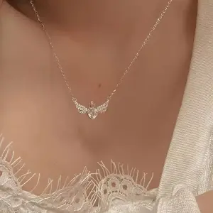 Melek Kanatlı Sentetik Taş Kalp Kolye